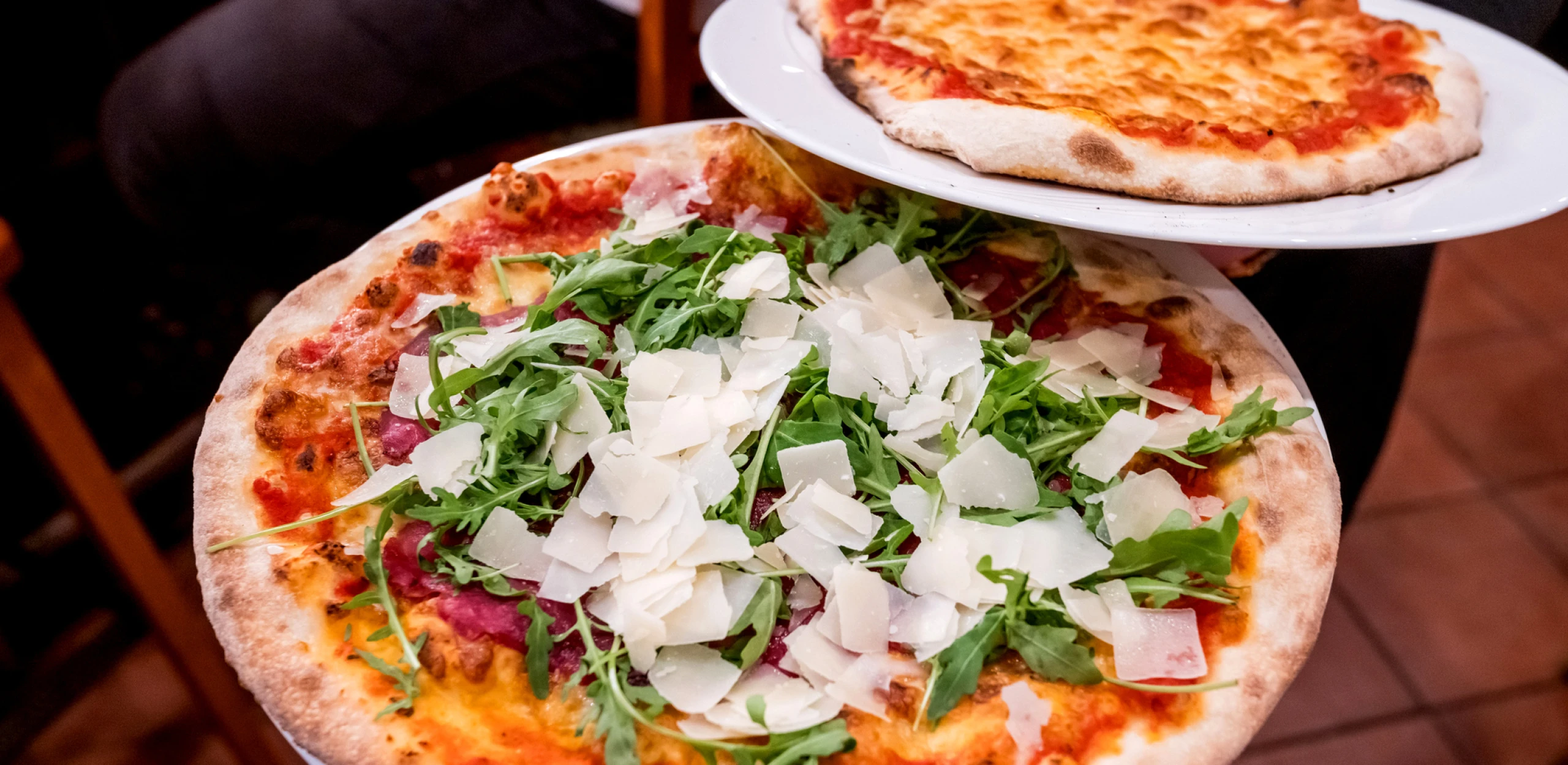 Pizza's en pasta's op de authentieke wijze bereidt,